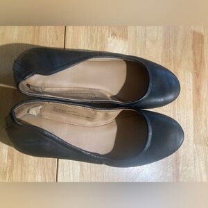 Black ballet flats in size 8 in Great condition. See pictures for details